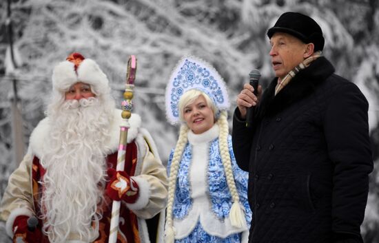 Отправка новогодней елки в Кремль