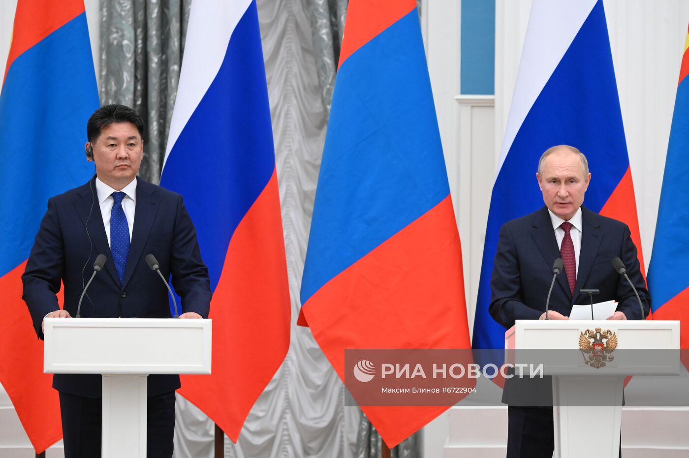 Президент РФ В. Путин провел переговоры с президентом Монголии У. Хурэлсухом