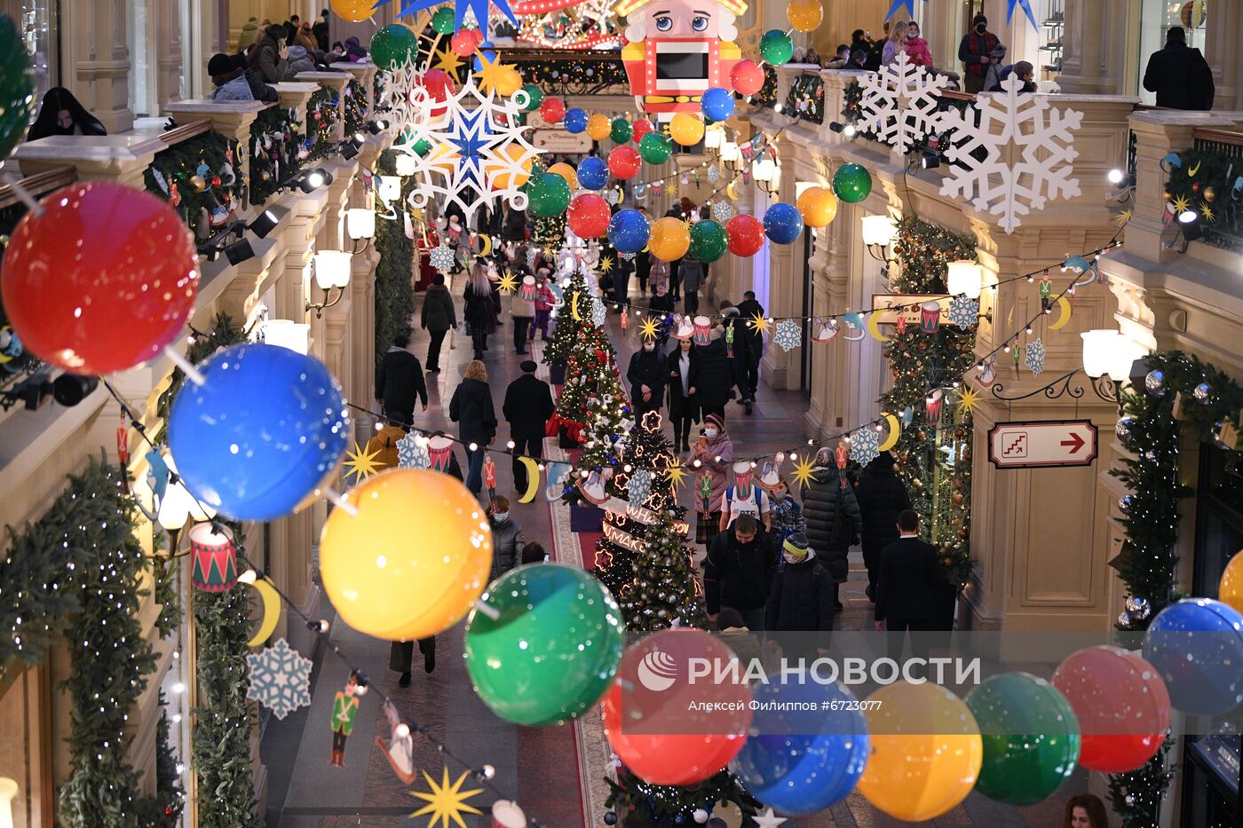 Выставка "Новогодние елки в ГУМе на Красной площади"