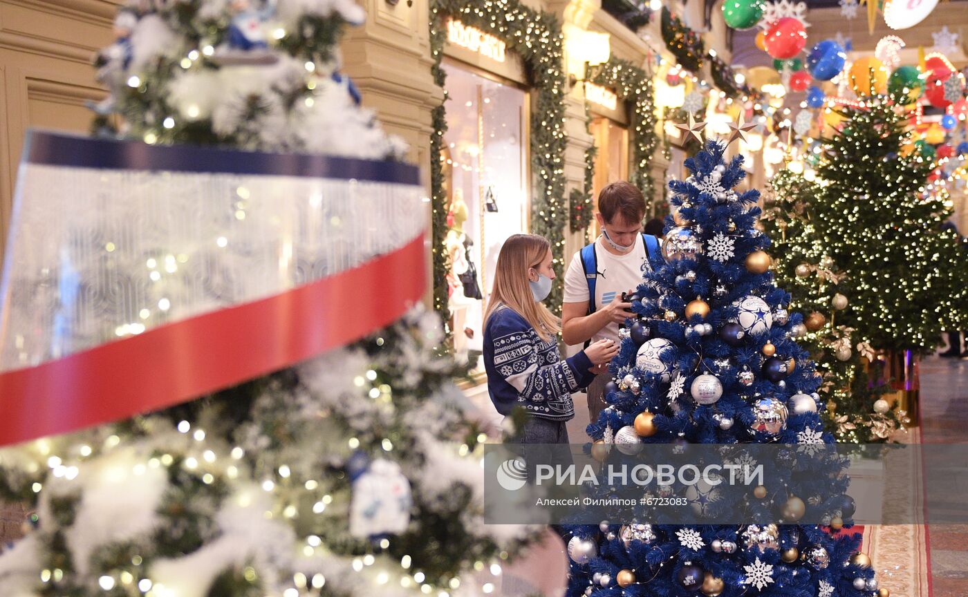 Выставка "Новогодние елки в ГУМе на Красной площади"