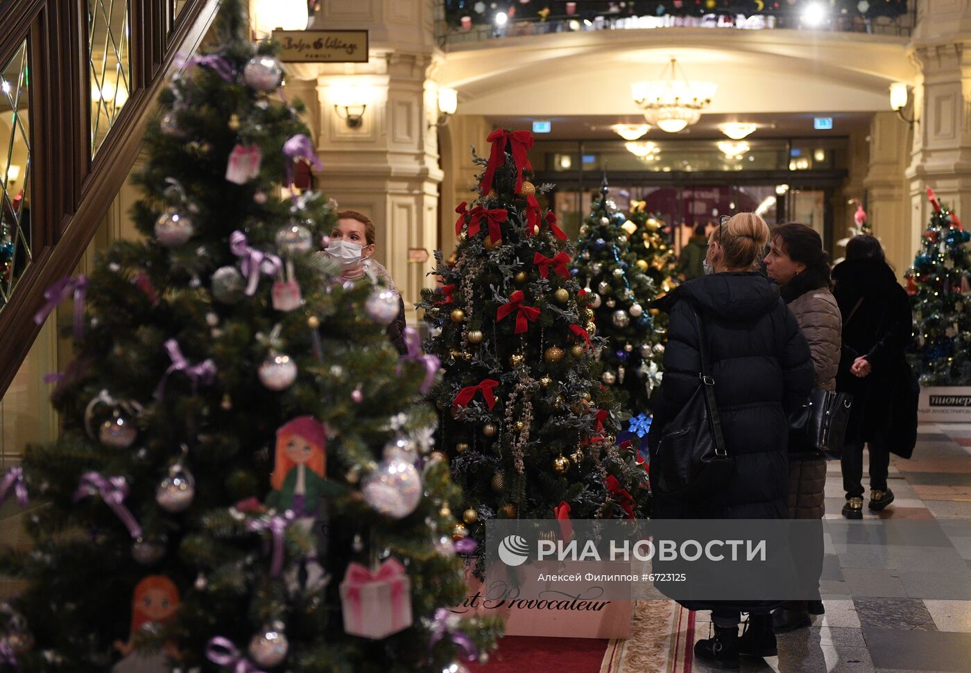 Выставка "Новогодние елки в ГУМе на Красной площади"