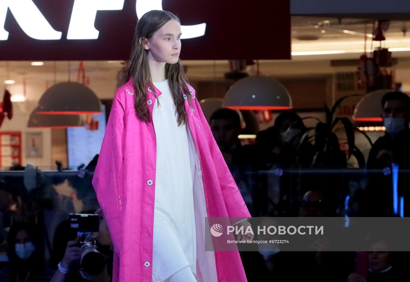 Модный показ резидентов арт-кластера "Таврида" в аэропорту Домодедово