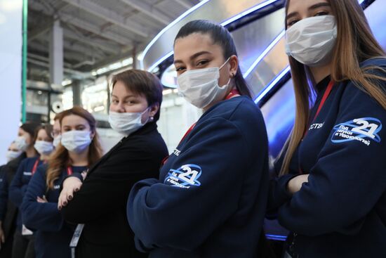 Участницы Конгресса молодых ученых в Сочи. Фото могут быть использованы при наличии обязательной ссылки на источник. Место: Россия, Краснодарский край, Сочи. Автор: Михаил Куравлев. Конгресс молодых ученых и закрытие Года науки и технологий