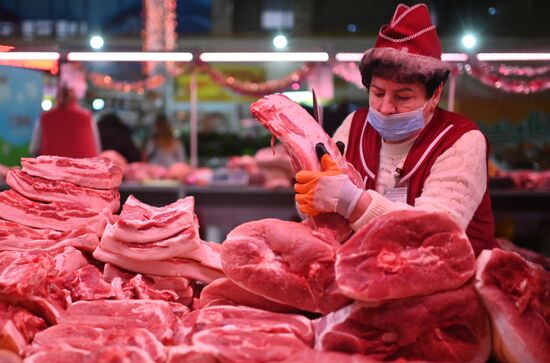 Продажа мяса на рынке в Омске
