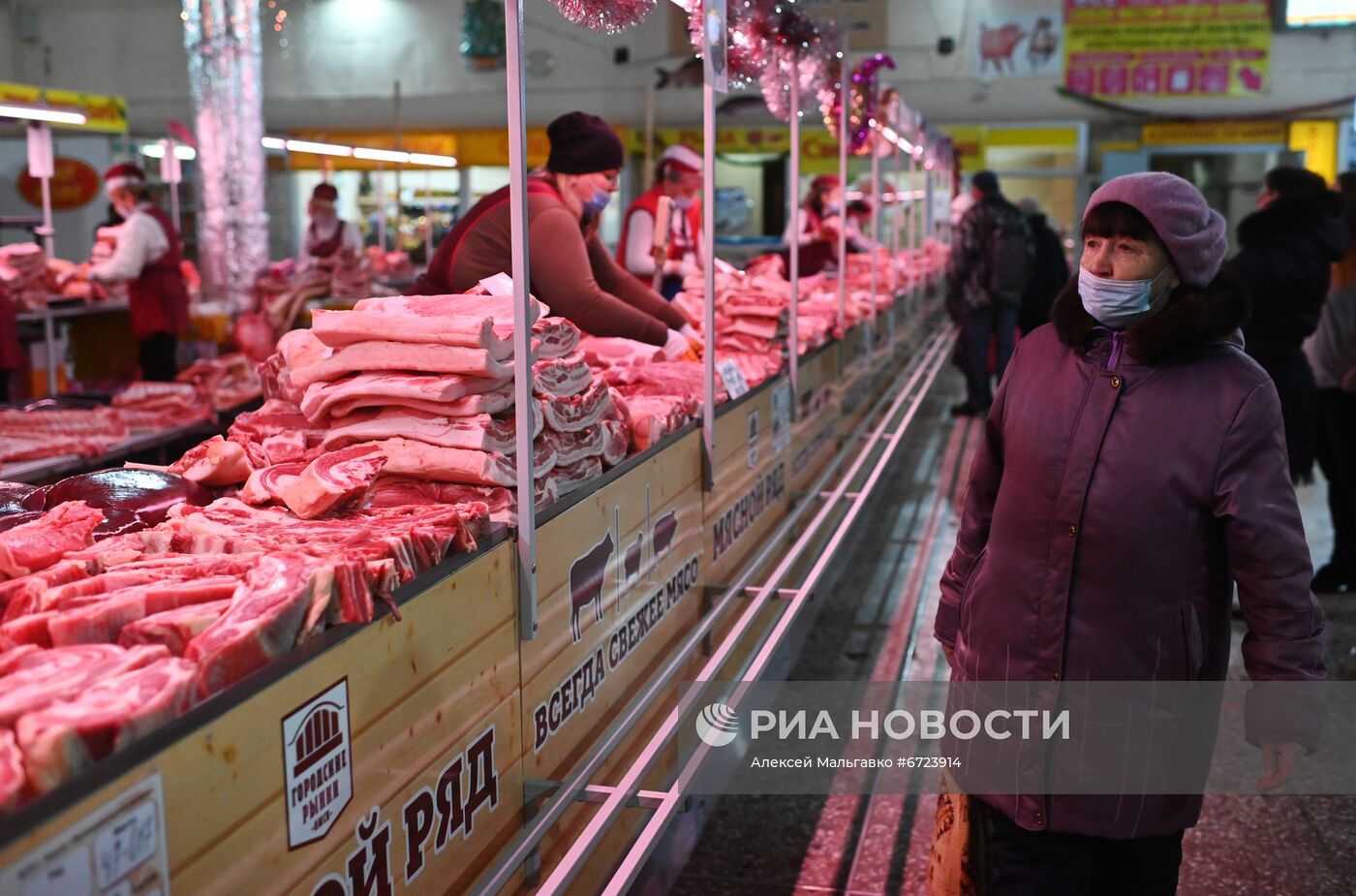 Продажа мяса на рынке в Омске