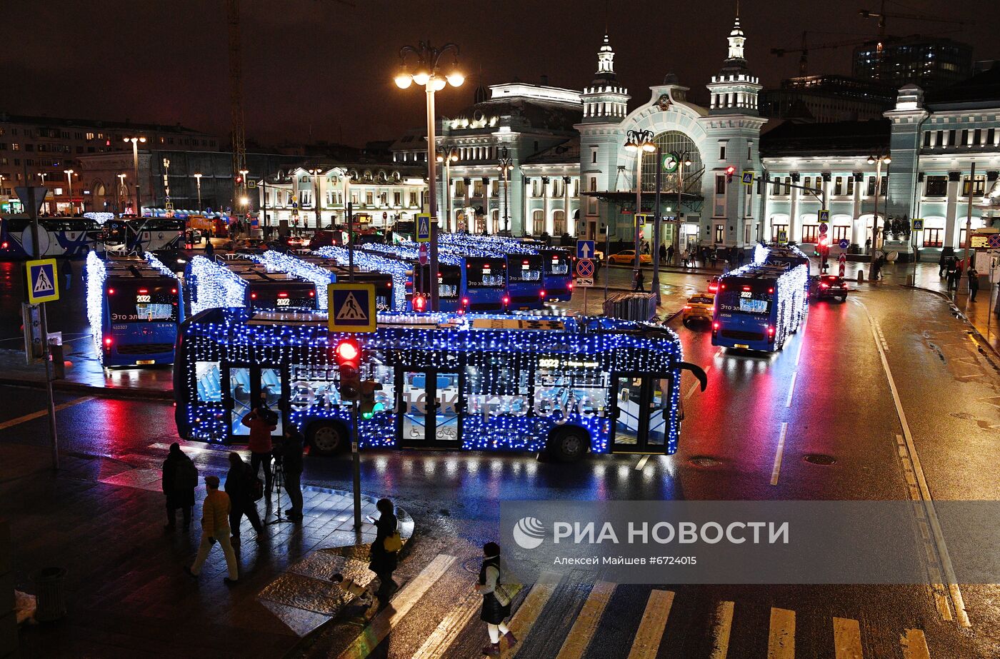 Запуск новогоднего транспорта в Москве 