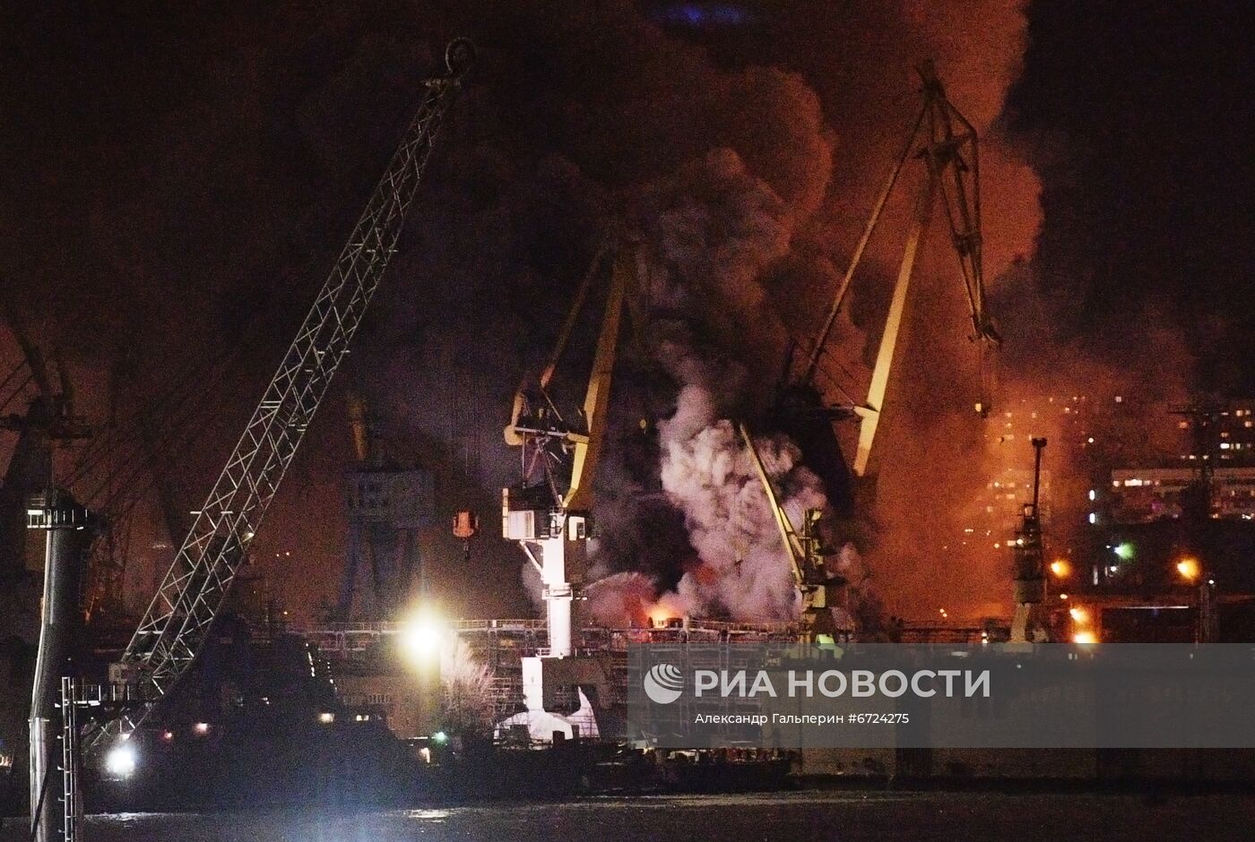 Пожар на корвете на заводе "Северная верфь" в Санкт-Петербурге
