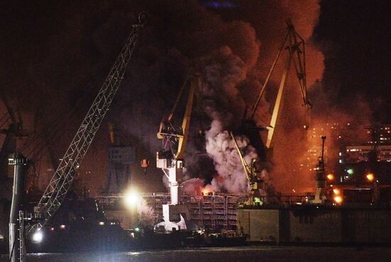 Пожар на корвете на заводе "Северная верфь" в Санкт-Петербурге