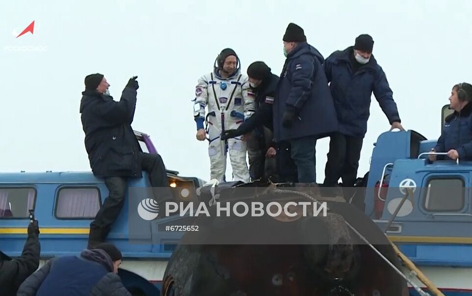 Посадка спускаемого аппарата корабля "Союз МС-20" в Казахстане 
