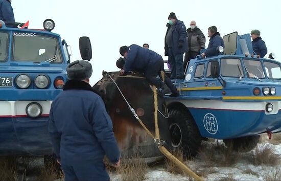 Посадка спускаемого аппарата корабля "Союз МС-20" в Казахстане 