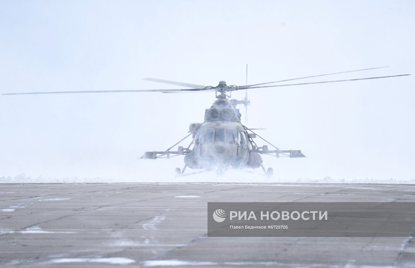 Посадка спускаемого аппарата корабля "Союз МС-20" в Казахстане 