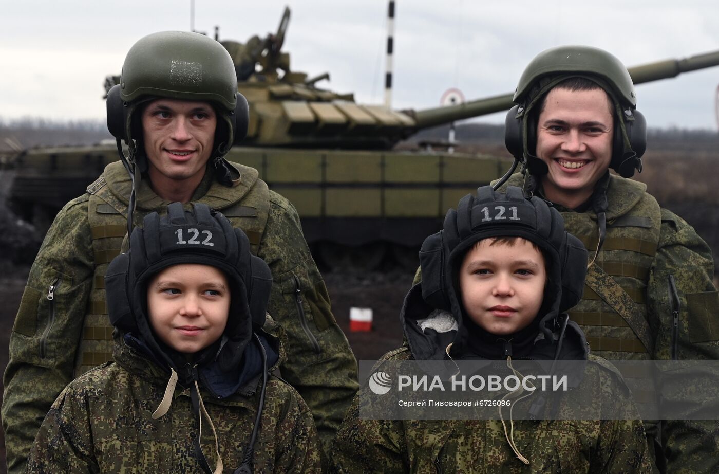 Танкисты ЮВО исполнили желание братьев-близнецов прокатиться на танке Т-72Б3