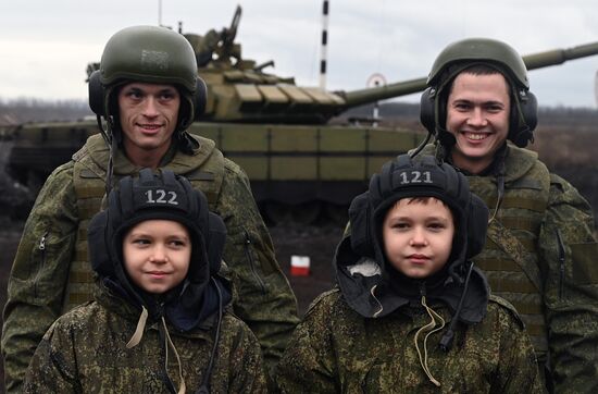 Танкисты ЮВО исполнили желание братьев-близнецов прокатиться на танке Т-72Б3