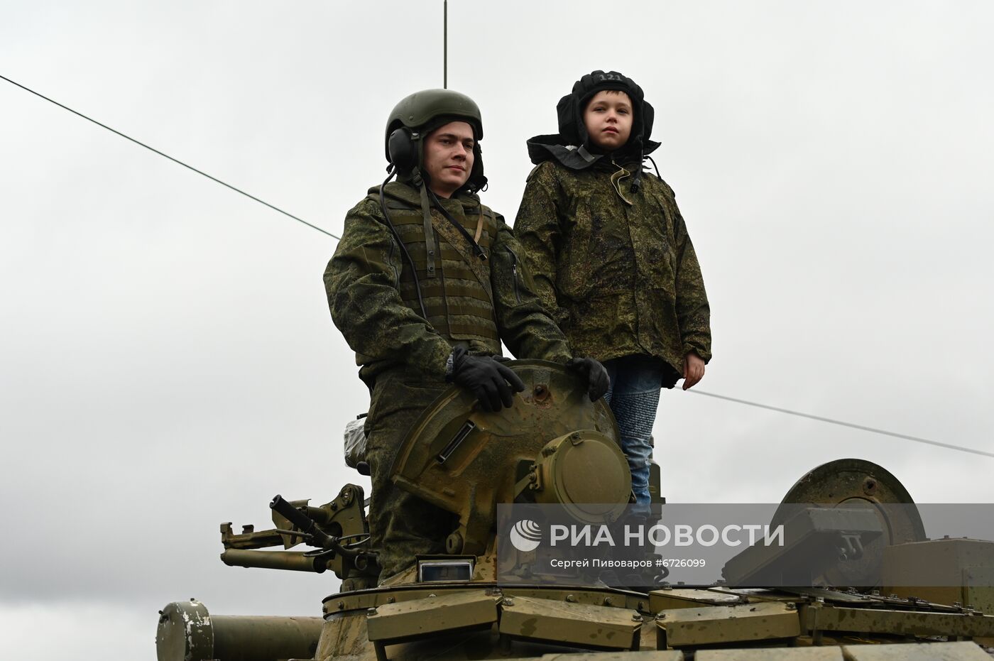 Танкисты ЮВО исполнили желание братьев-близнецов прокатиться на танке Т-72Б3