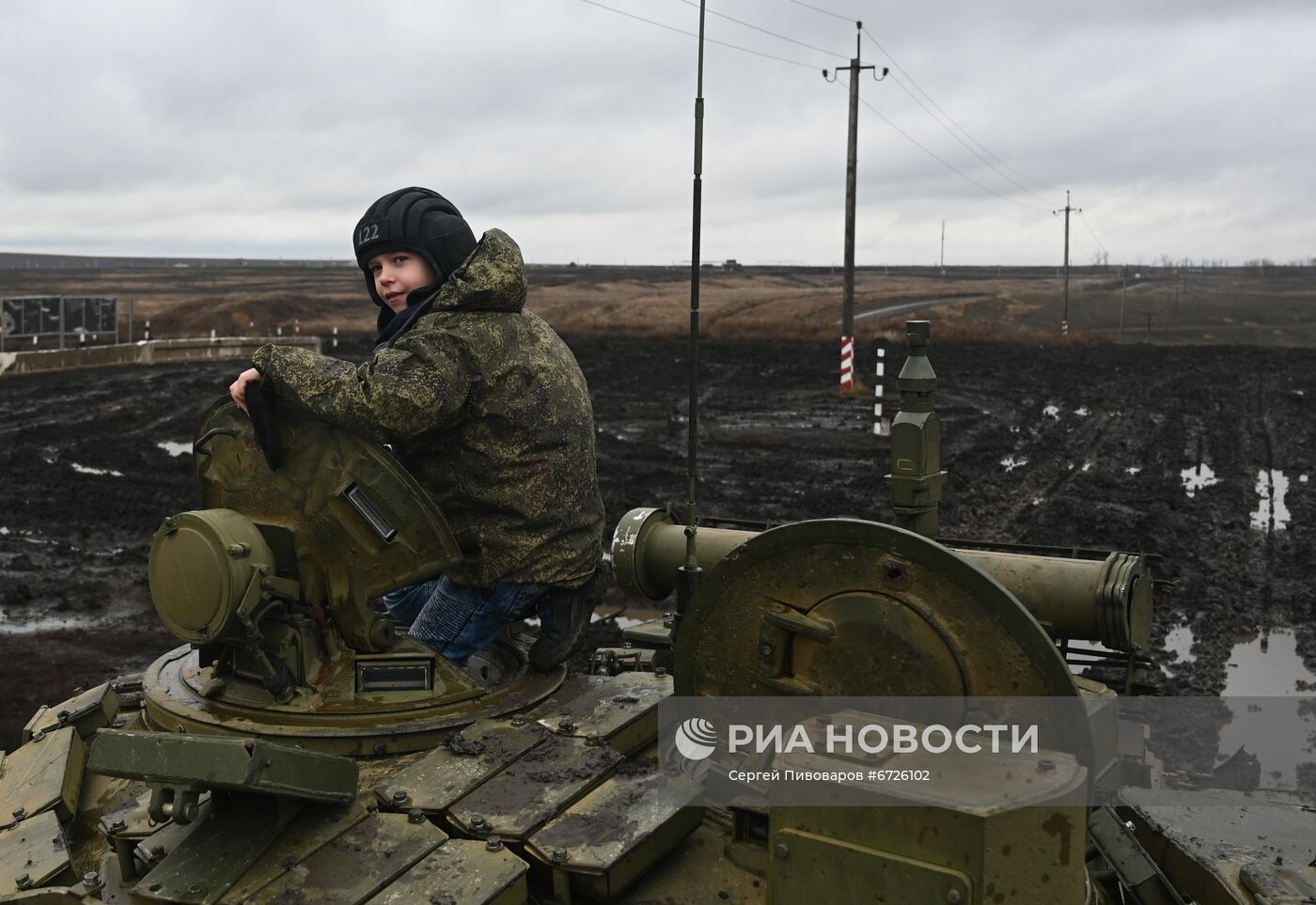 Танкисты ЮВО исполнили желание братьев-близнецов прокатиться на танке Т-72Б3