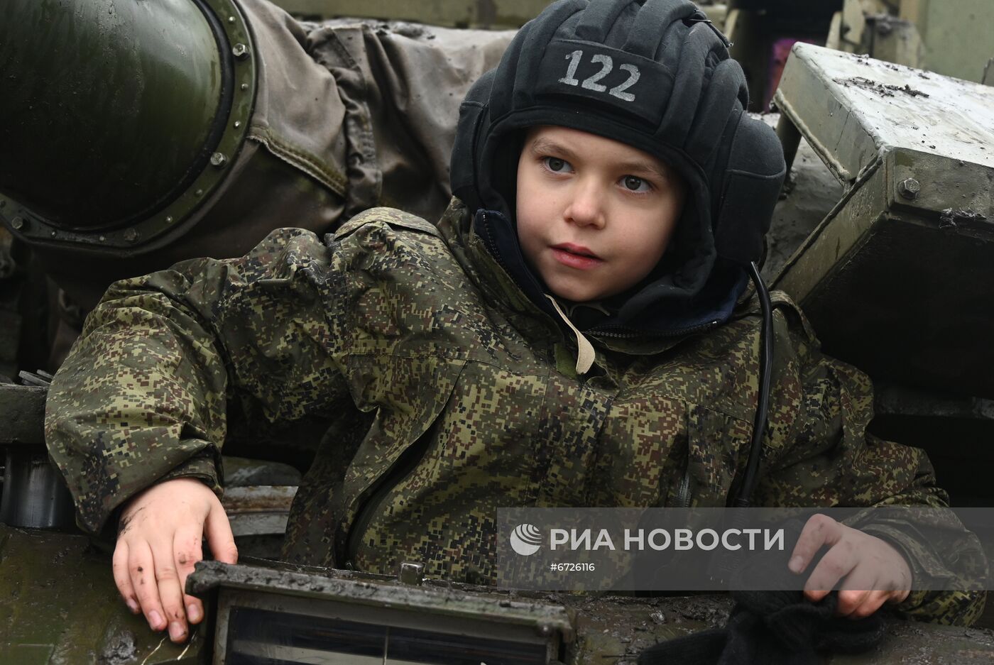 Танкисты ЮВО исполнили желание братьев-близнецов прокатиться на танке Т-72Б3