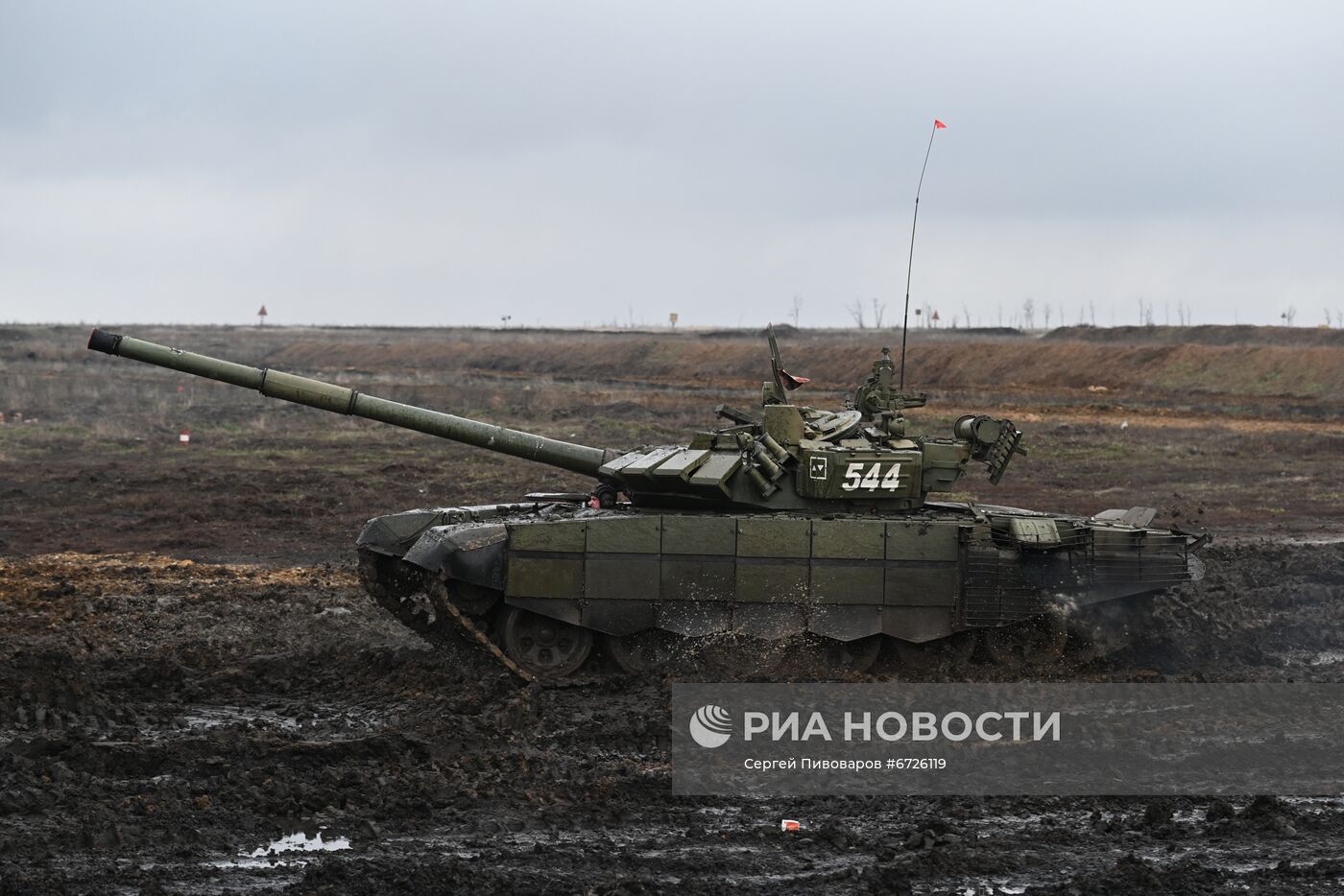 Танкисты ЮВО исполнили желание братьев-близнецов прокатиться на танке Т-72Б3