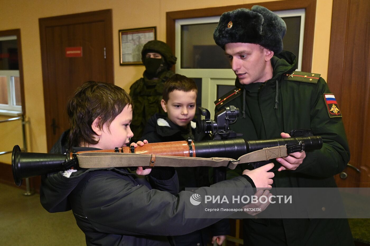 Танкисты ЮВО исполнили желание братьев-близнецов прокатиться на танке Т-72Б3