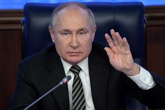 Президент РФ В. Путин провел расширенное заседание коллегии Минобороны РФ