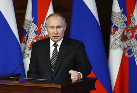 Президент РФ В. Путин провел расширенное заседание коллегии Минобороны РФ