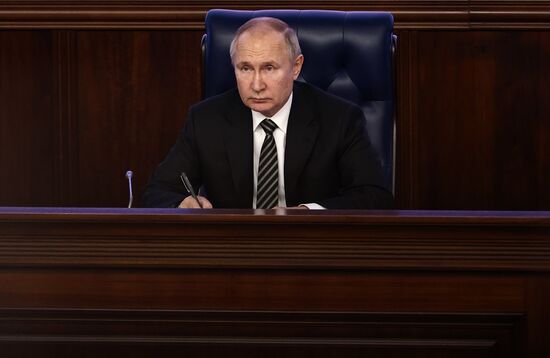 Президент РФ В. Путин провел расширенное заседание коллегии Минобороны РФ