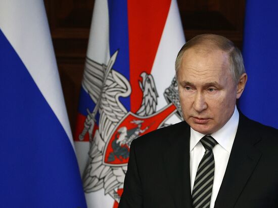 Президент РФ В. Путин провел расширенное заседание коллегии Минобороны РФ