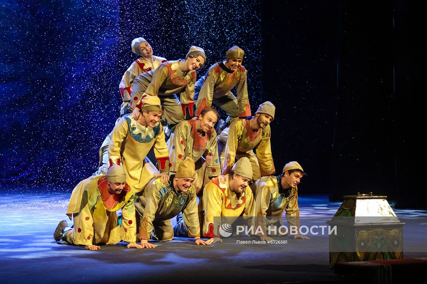 Губернаторская ёлка в Драматическом театре Мурманска