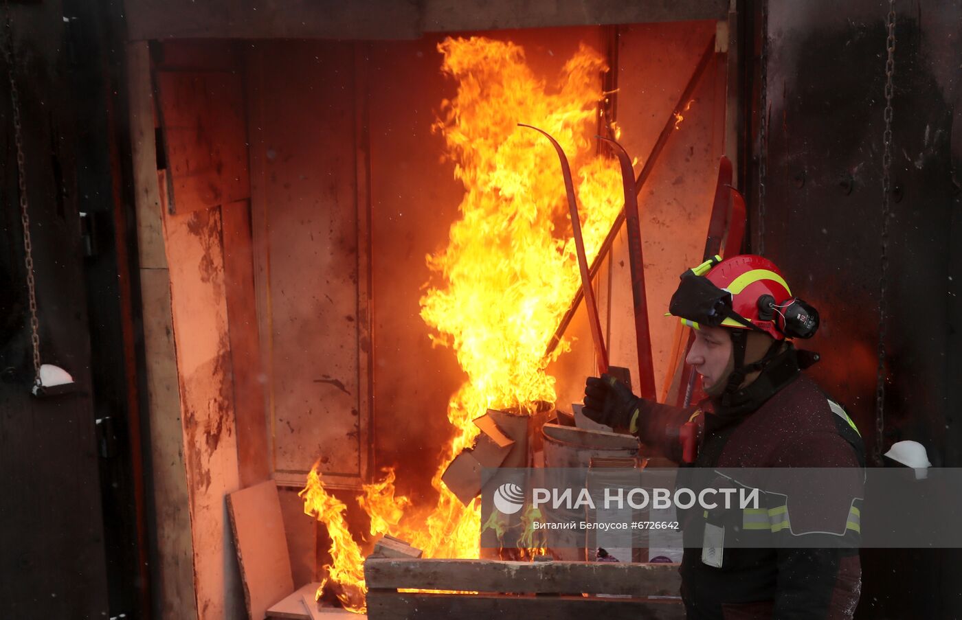 Специалисты МЧС ознакомили с мерами безопасности в новогодние праздники