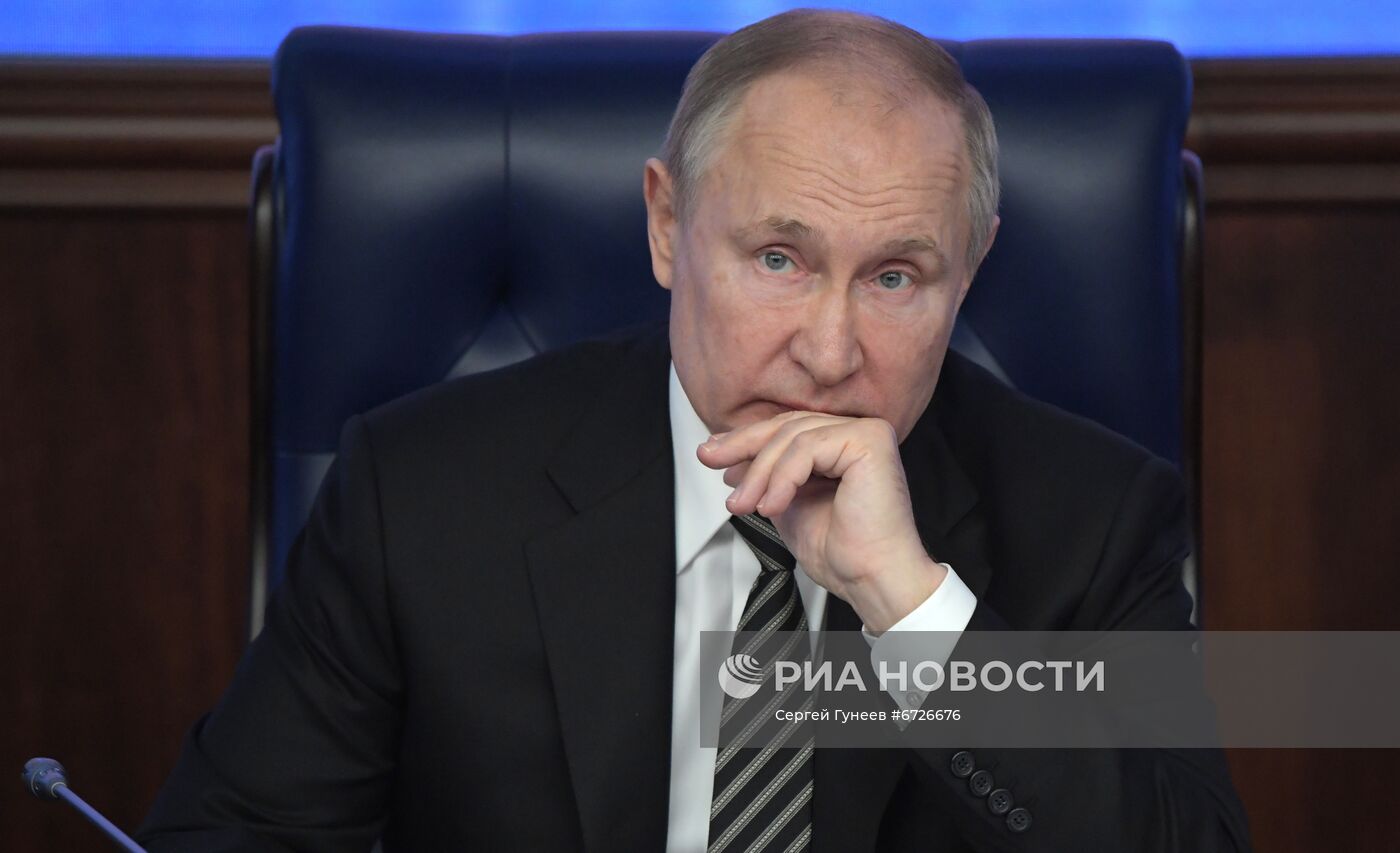Президент РФ В. Путин провел расширенное заседание коллегии Минобороны РФ