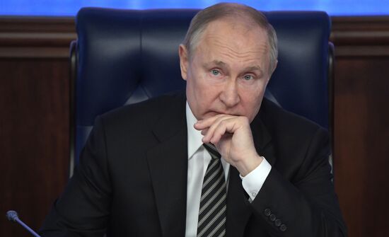Президент РФ В. Путин провел расширенное заседание коллегии Минобороны РФ
