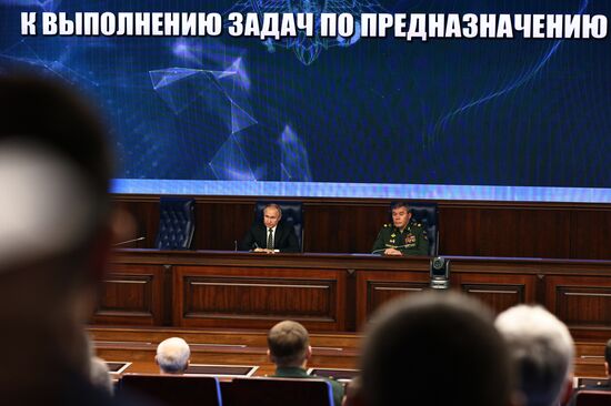 Президент РФ В. Путин провел расширенное заседание коллегии Минобороны РФ
