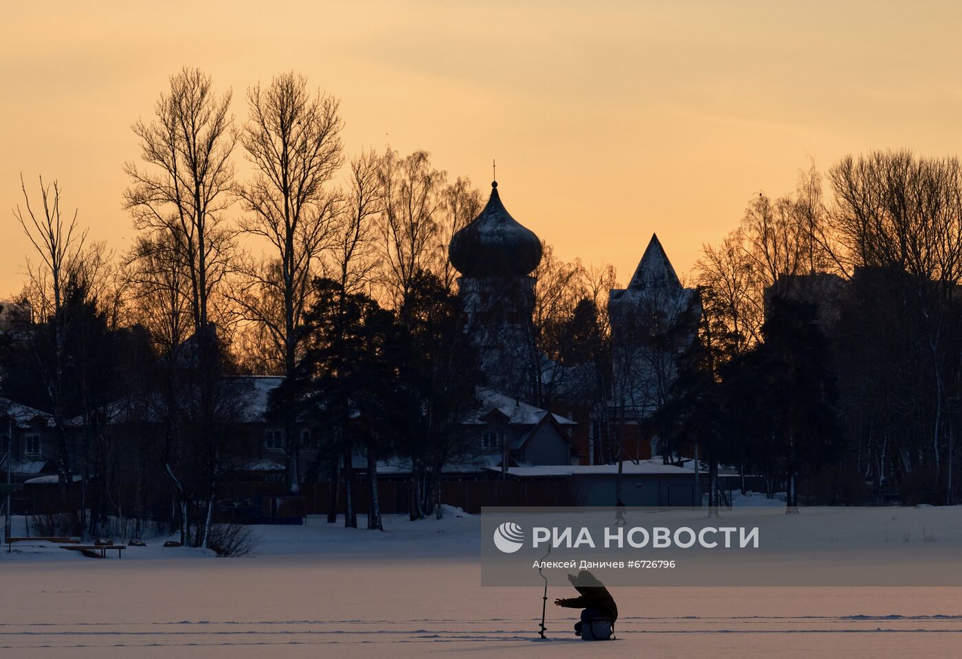 Верхнее Суздальское озеро в Санкт-Петербурге зимой