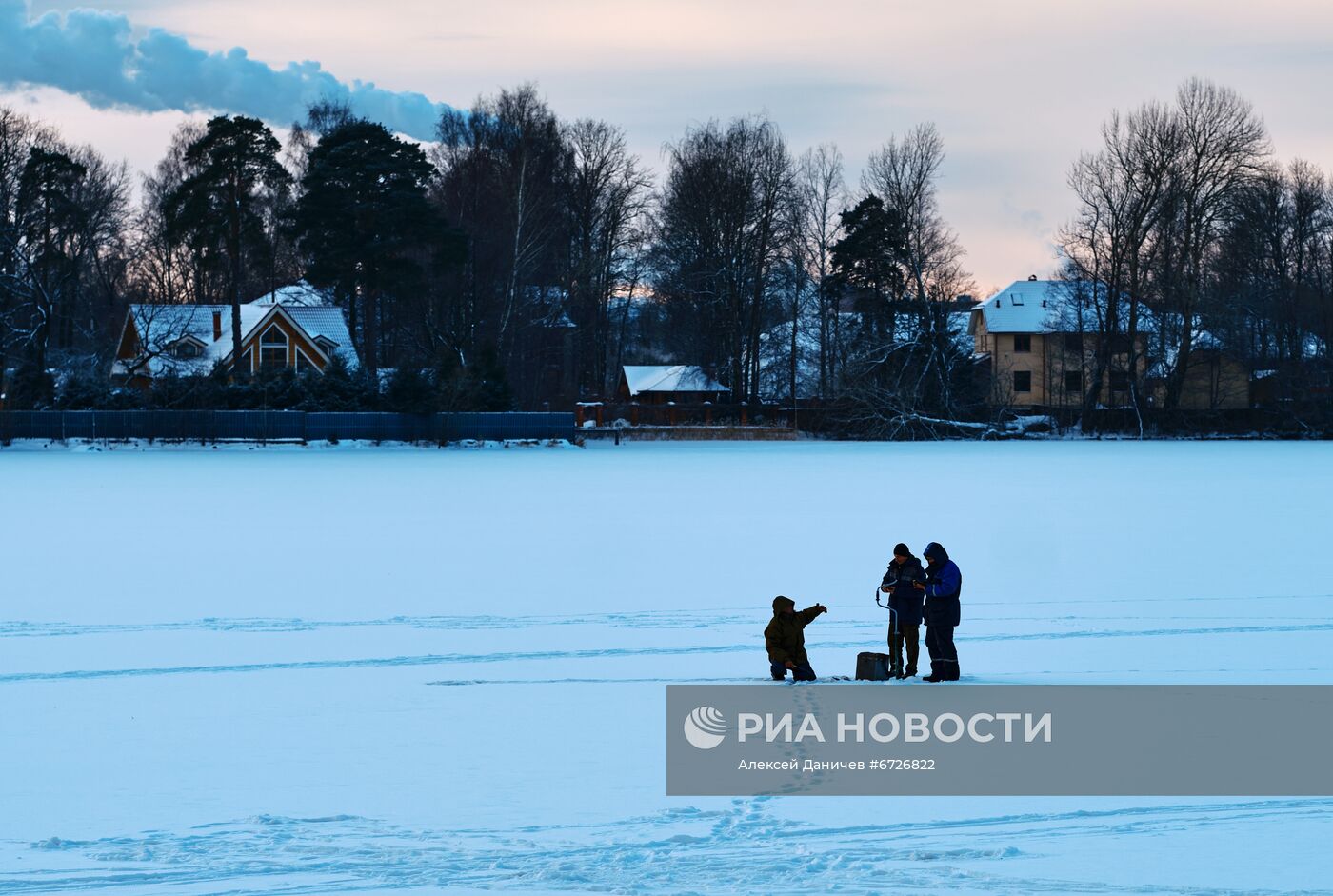 Верхнее Суздальское озеро в Санкт-Петербурге зимой