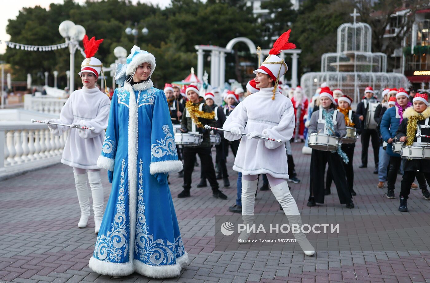 Шествие Дедов Морозов в Геленджике