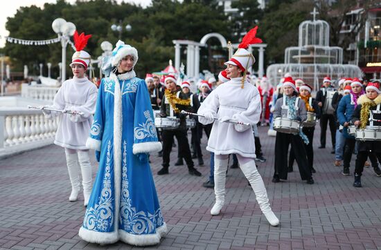 Шествие Дедов Морозов в Геленджике