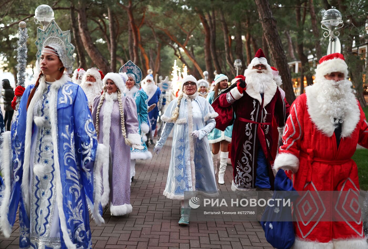 Шествие Дедов Морозов в Геленджике