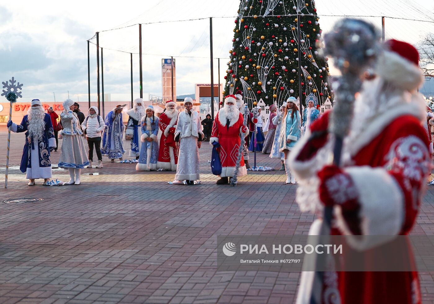 Шествие Дедов Морозов в Геленджике