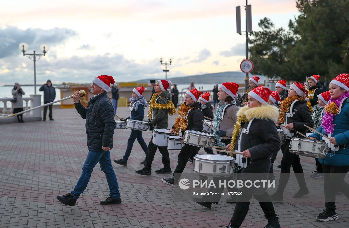 Шествие Дедов Морозов в Геленджике