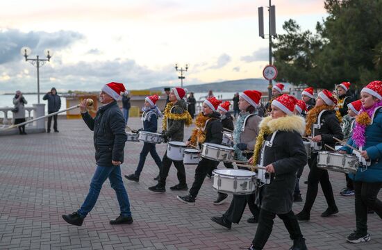 Шествие Дедов Морозов в Геленджике