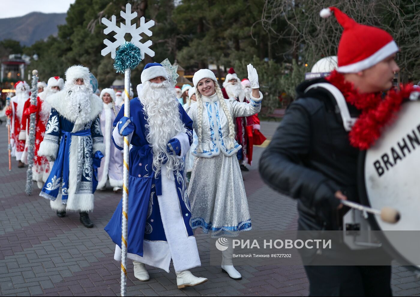 Шествие Дедов Морозов в Геленджике