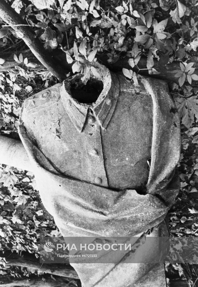 Демонтированная скульптура советской эпохи