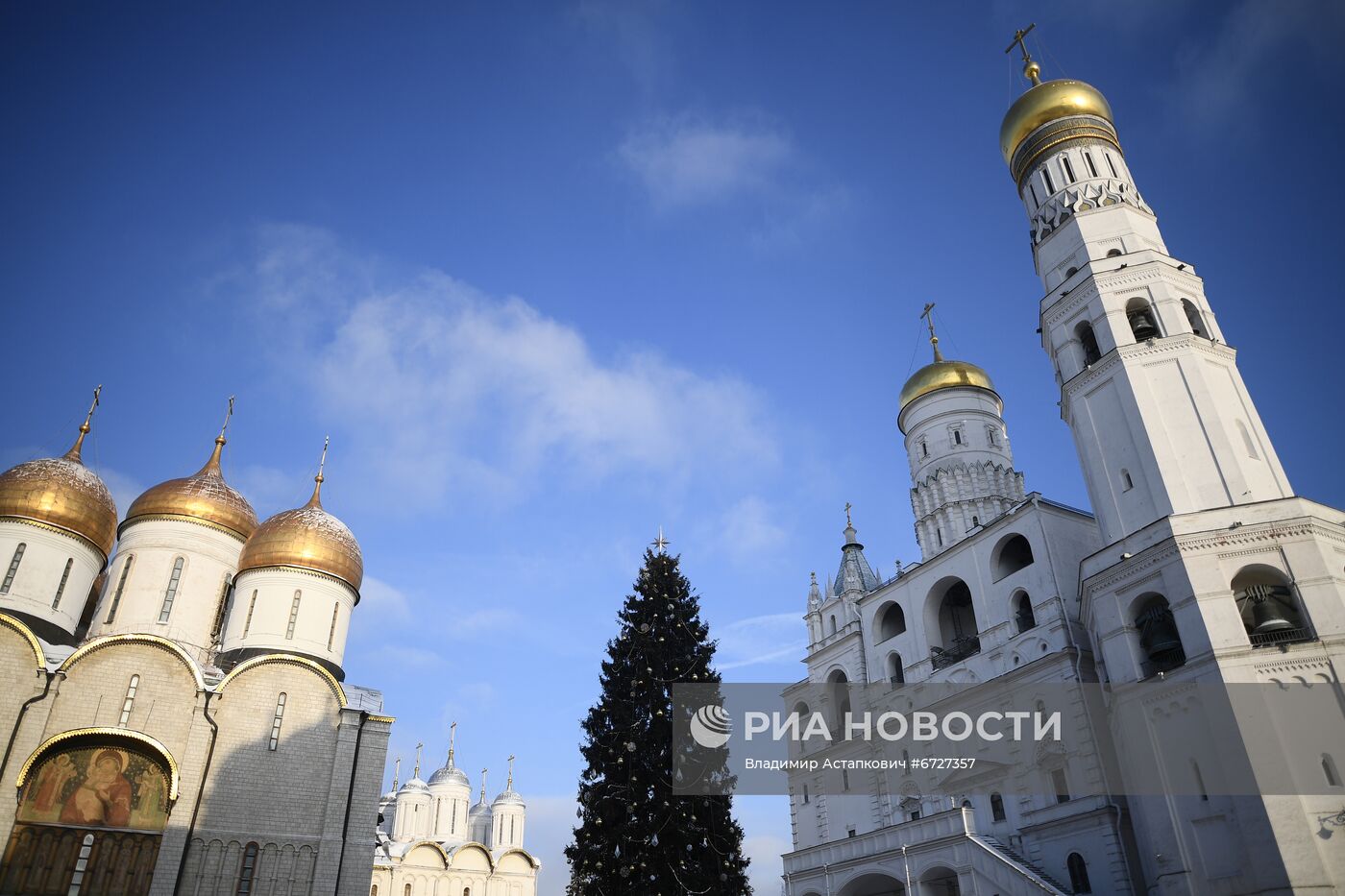 Главная новогодняя елка страны на Соборной площади Кремля