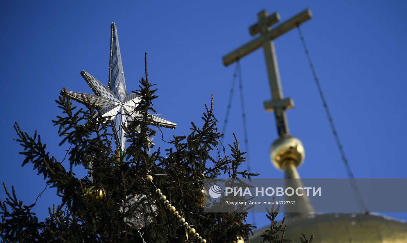 Главная новогодняя елка страны на Соборной площади Кремля