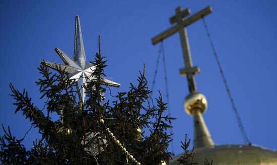 Главная новогодняя елка страны на Соборной площади Кремля