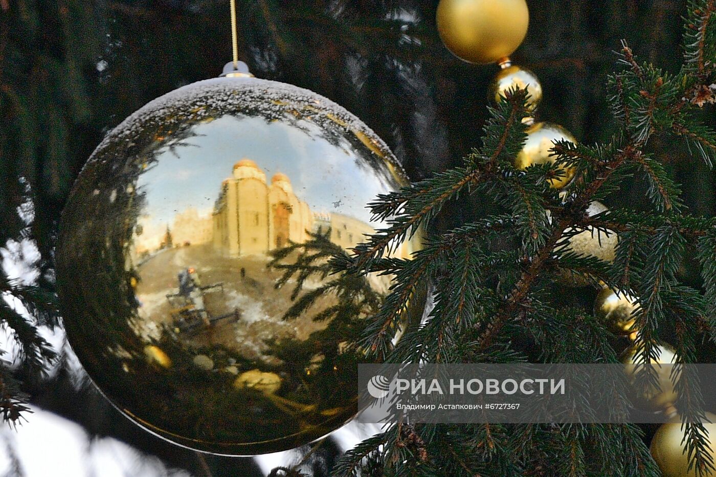 Главная новогодняя елка страны на Соборной площади Кремля