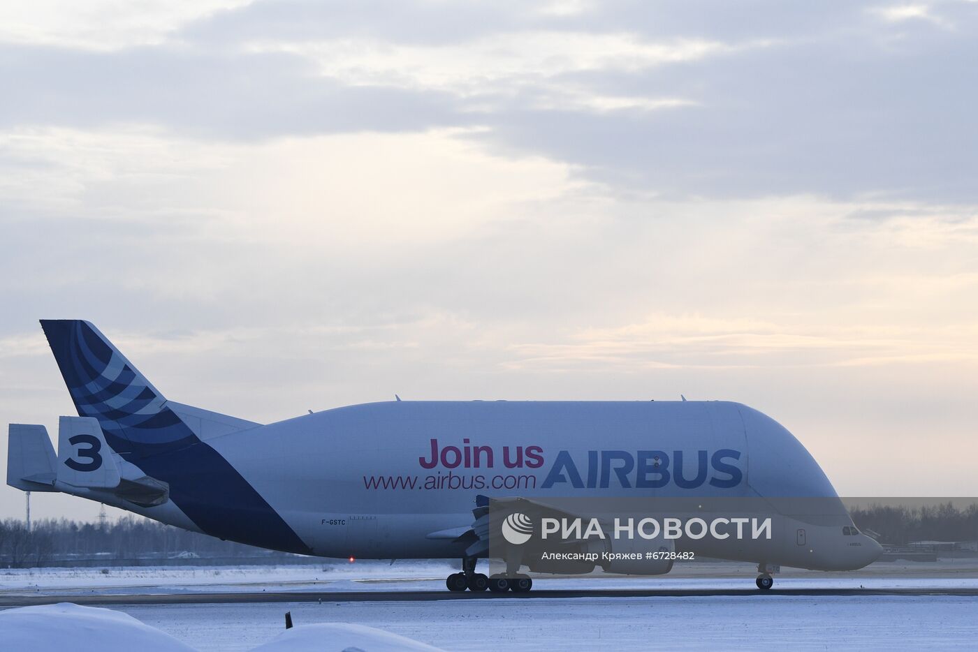 Грузовой самолёт Airbus Beluga сделал остановку в аэропорту Толмачево