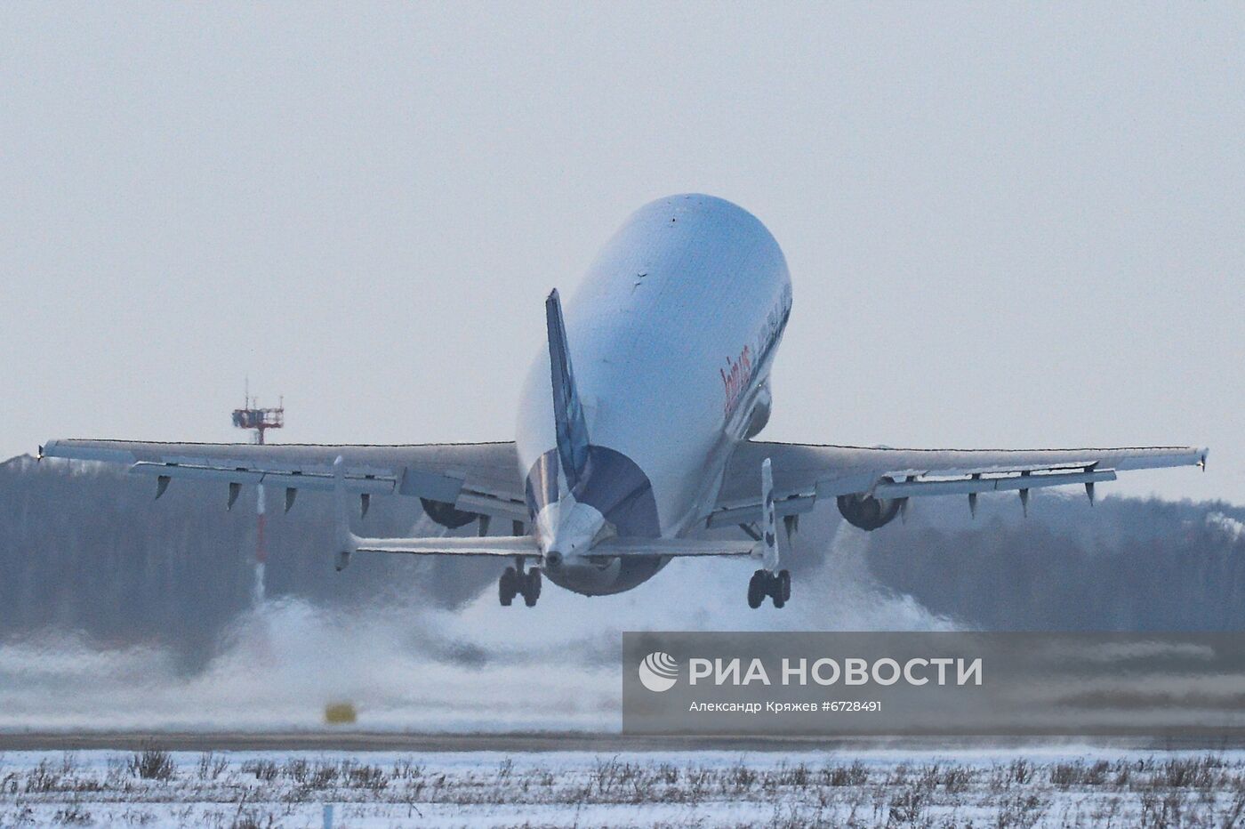Грузовой самолёт Airbus Beluga сделал остановку в аэропорту Толмачево