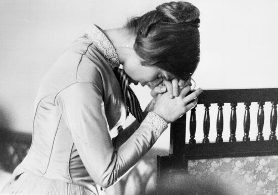 Кадр из фильма А.Эшпая "Униженные и оскорбленные"