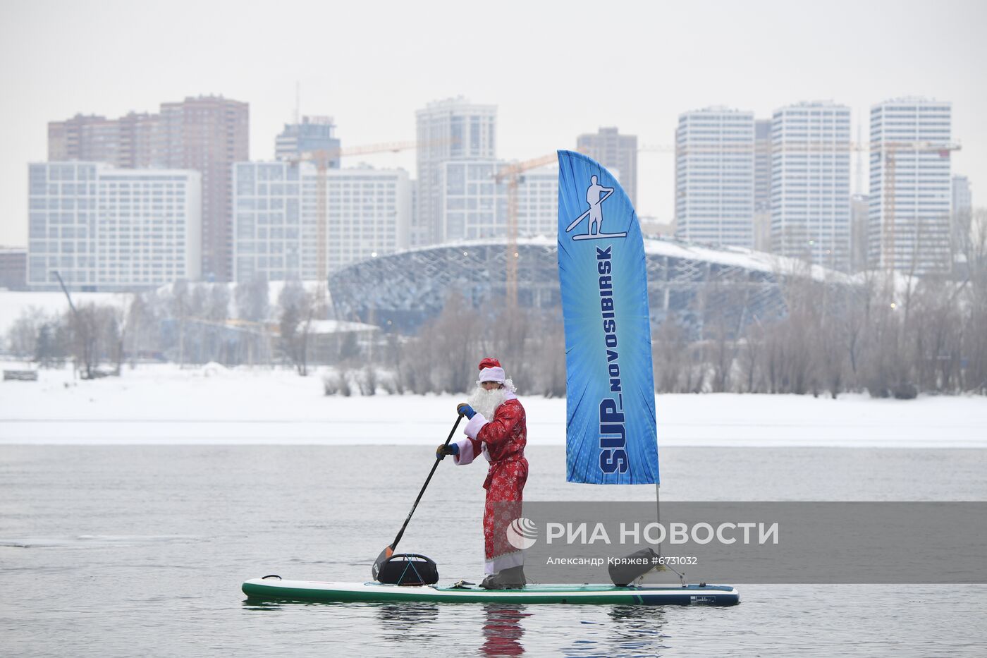 Новогодний заплыв спортсменов на SUP-бордах по Оби