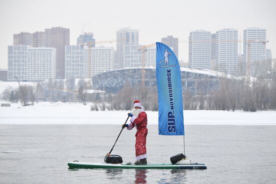 Новогодний заплыв спортсменов на SUP-бордах по Оби